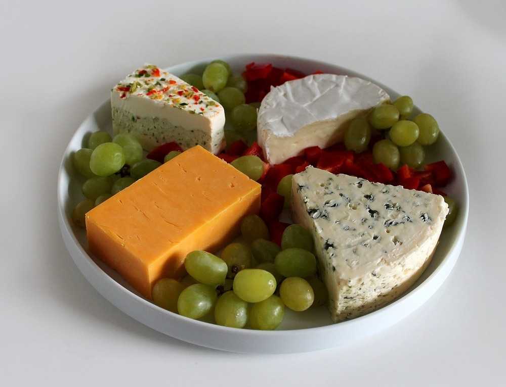 Как правильно вводить сыр в прикорм грудничку? какой сорт выбрать? когда можно давать сыр малышу?