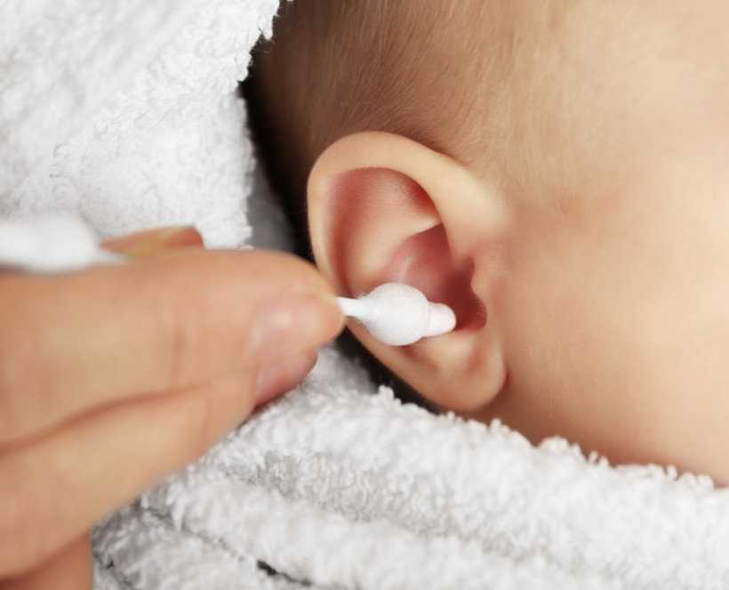 Как новорожденному почистить уши. как правильно почистить уши грудному ребенку, и нужно ли это делать