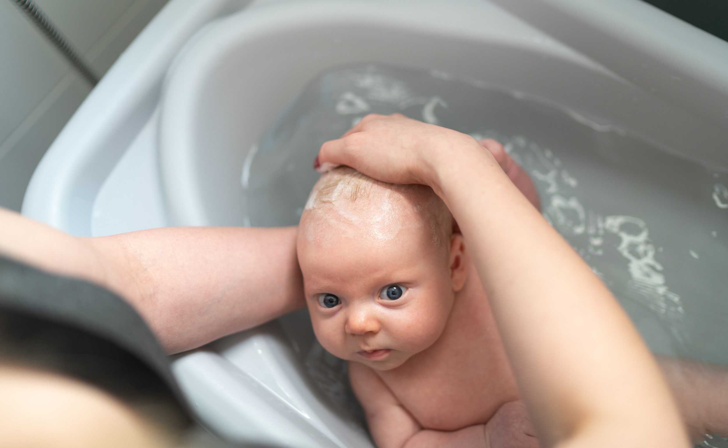 Гигиена для новорожденного:  утренние процедуры и уход за малышом