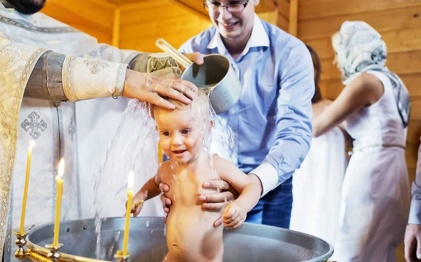 Приметы на крещение девочки, правила поведения во время обряда