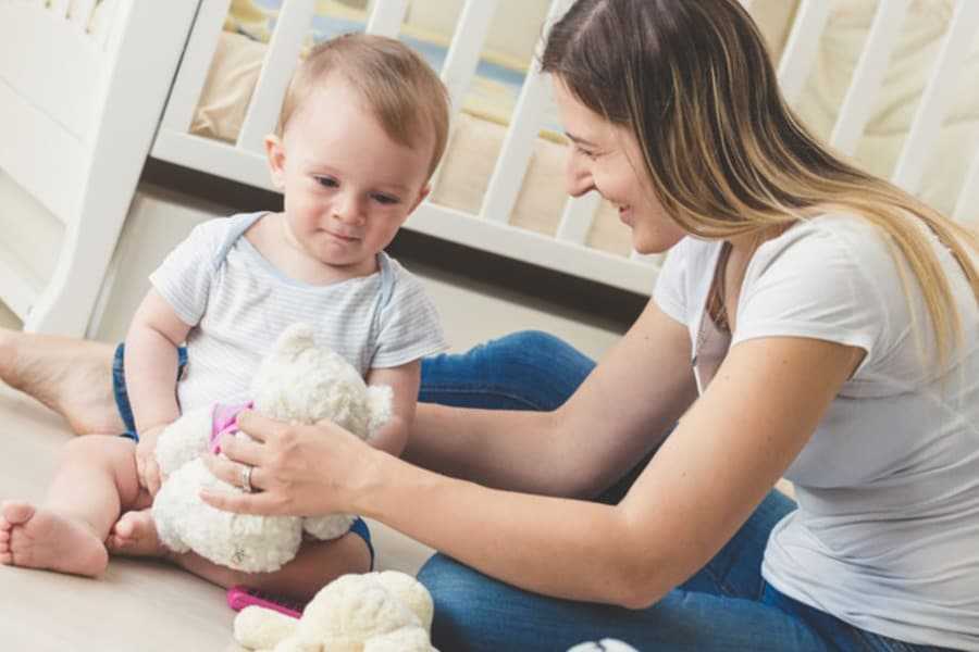 Как развивать ребенка в 9 месяцев и чему можно учить малыша