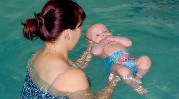 Бассейн для грудничков: со скольки месяцев можно, что нужно взять с собой, какие есть занятия, как организовать домашнюю купальню