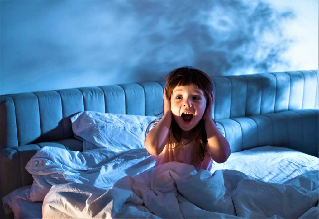 Страх из-под кровати: ребенок боится темноты. что же делать взрослым?