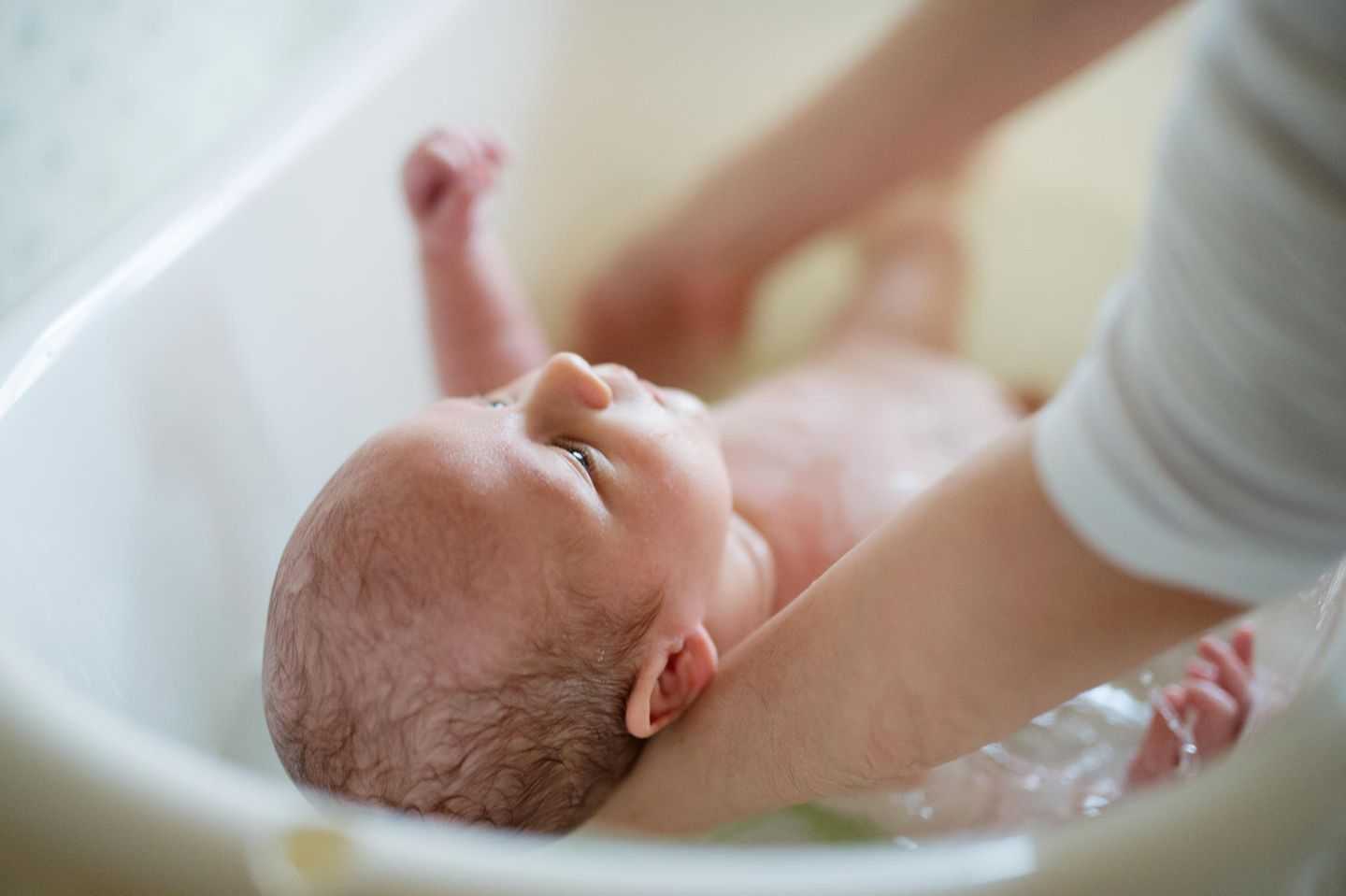 Как ухаживать за новорождённым мальчиком в первый месяц