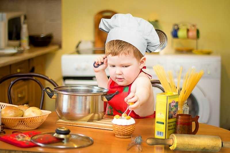 Как научить ребенка готовить еду, подсказки родителям
