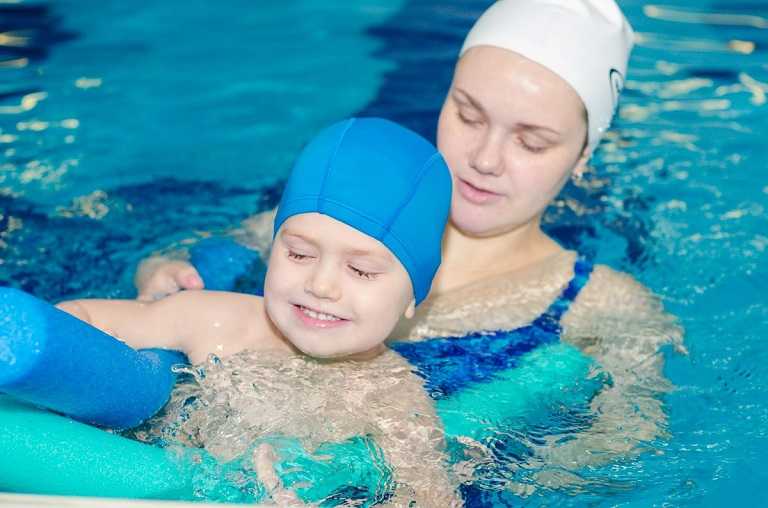 Можно ли научить ребенка плавать в 1-2 года и хорошо ли это?