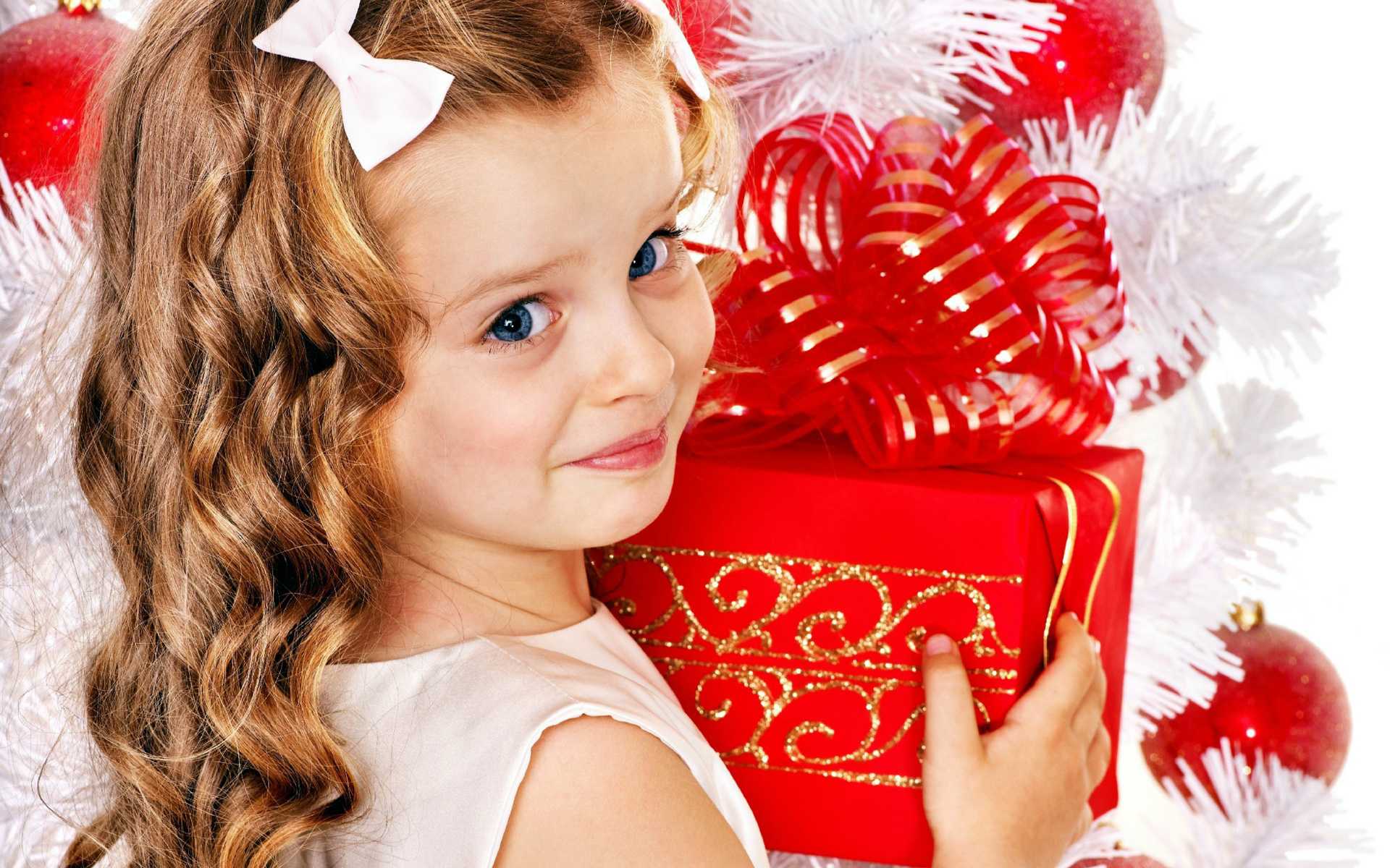 Что подарить ребёнку на новый год: оригинальные новогодние подарки для девочек и мальчиков