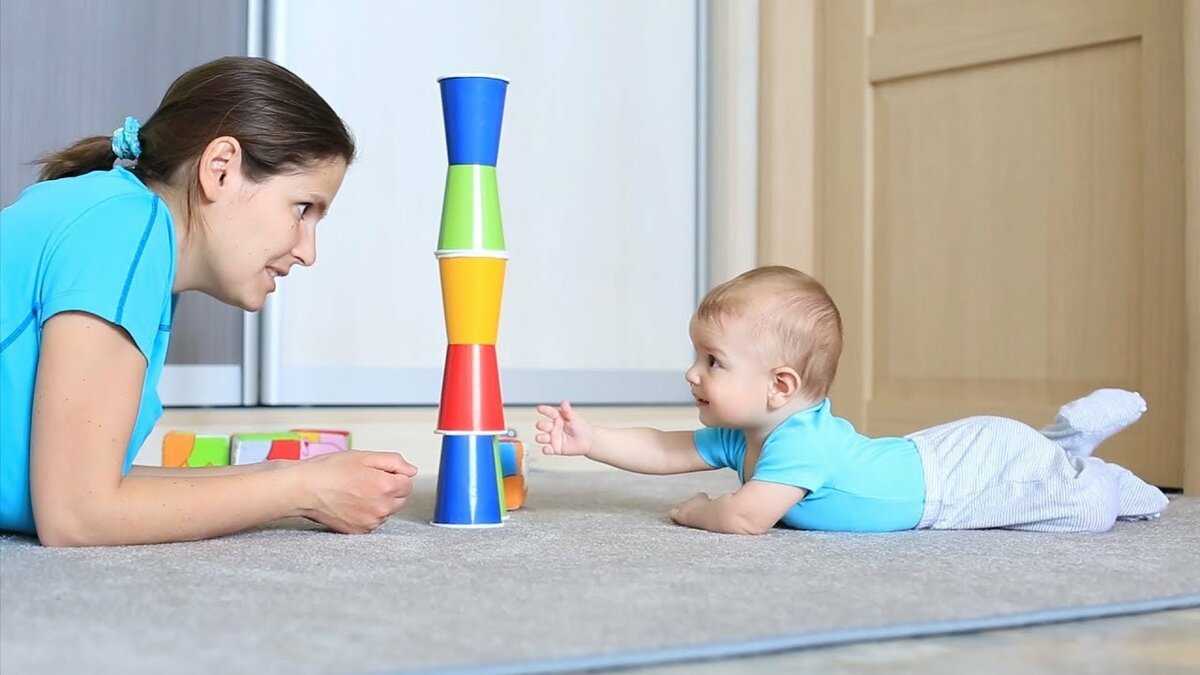 Как развивать ребенка в 8 месяцев: что умеет и как играть