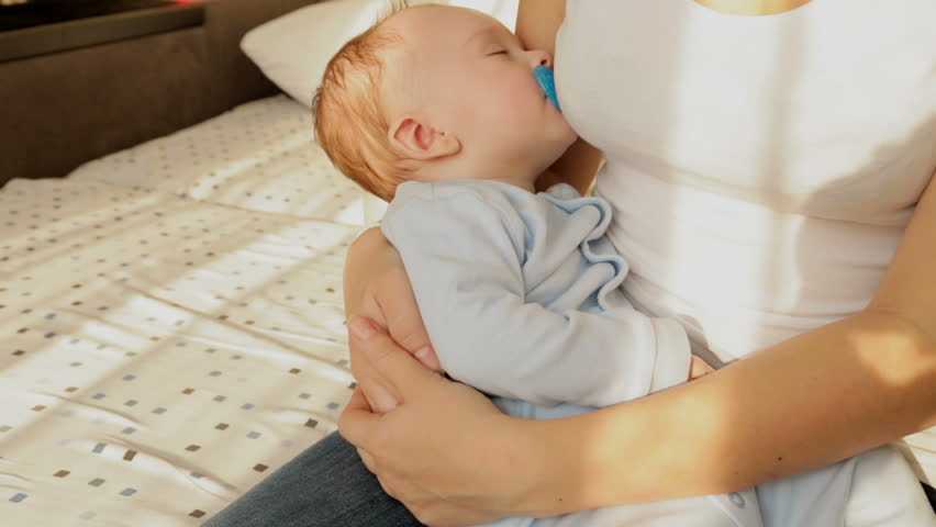 Как легко научить ребенка засыпать без долгого укачивания