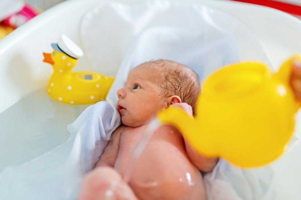 Как купать новорожденного ребенка первый раз дома, видео. первое купание новорожденного дома - правилаклуб советов. ответы на вопросы.