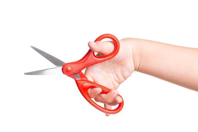 Консультация для родителей: умение работать с ножницами – очень хорошо развивает моторику пальчиков.