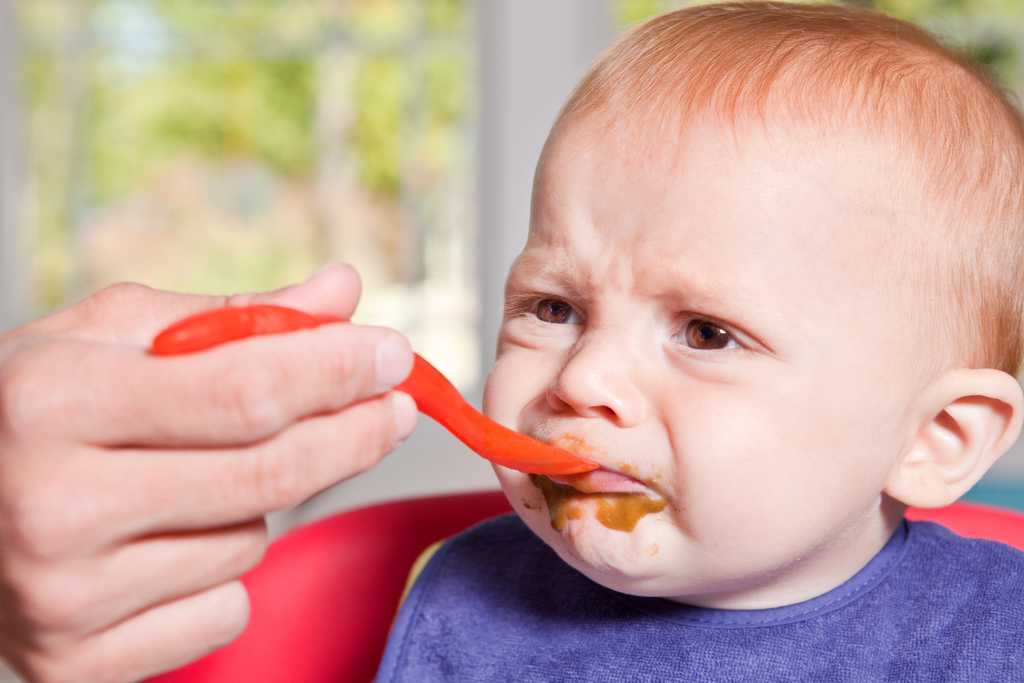 Как научить ребенка есть ложкой самостоятельно — когда учить кушать детей, рекомендации