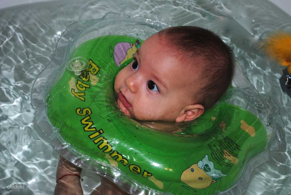 Круг для купания новорожденного в ванной: правила выбора, использования, специальные упражнения для развития грудничка, противопоказания
