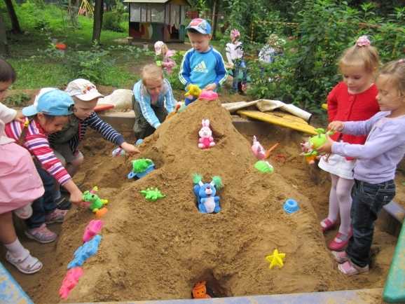 Развивающие игры с песком для детей 2-3 лет, 3-6 лет: примеры занятий с сухим, мокрым, кинетическим песком