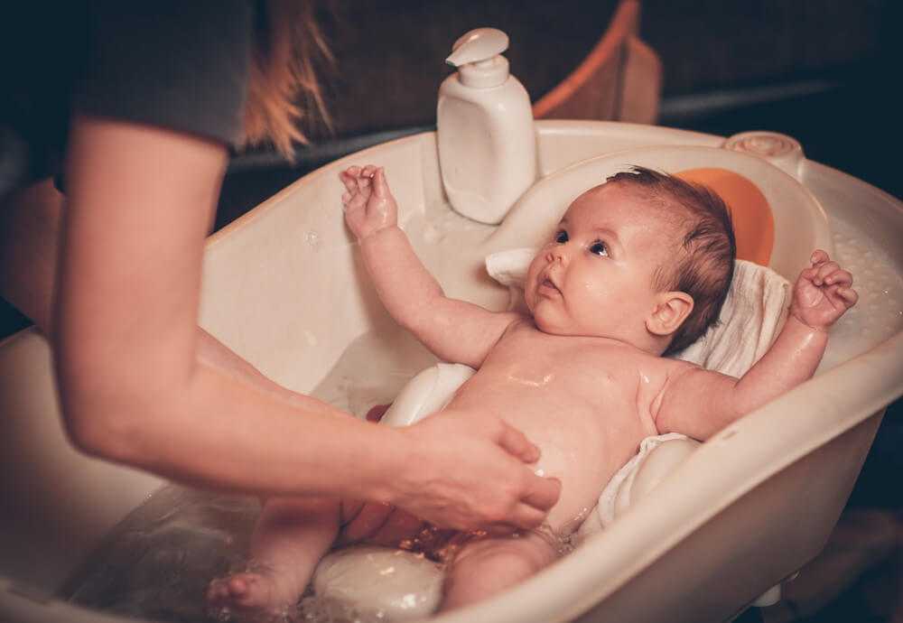 Первое купание новорожденного ребенка: правила и рекомендации