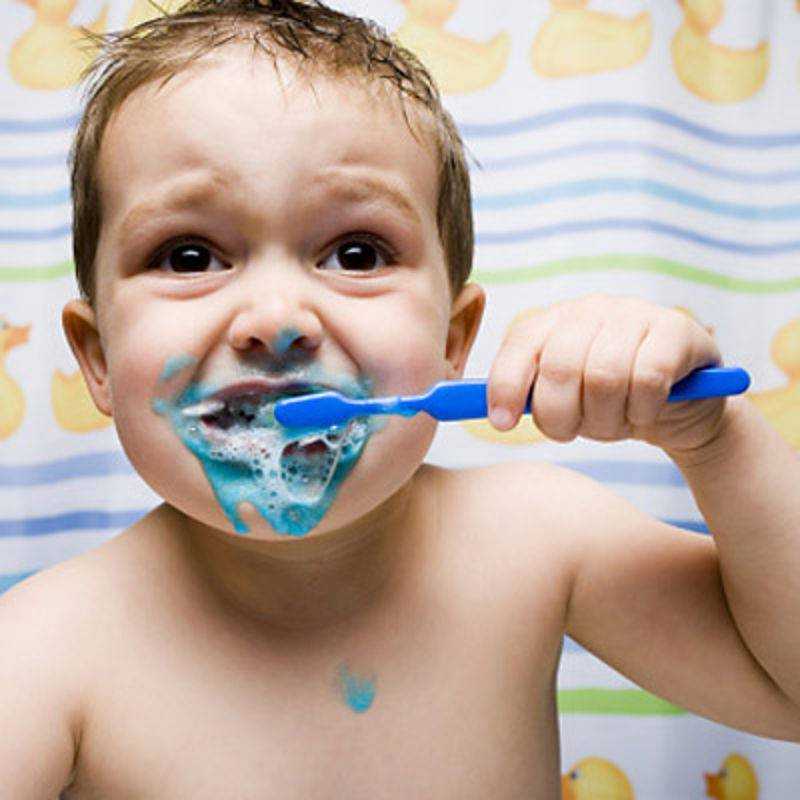 Как правильно чистить зубы детям, с какого возраста начинать, как научить малыша делать это самостоятельно и другие рекомендации + видео