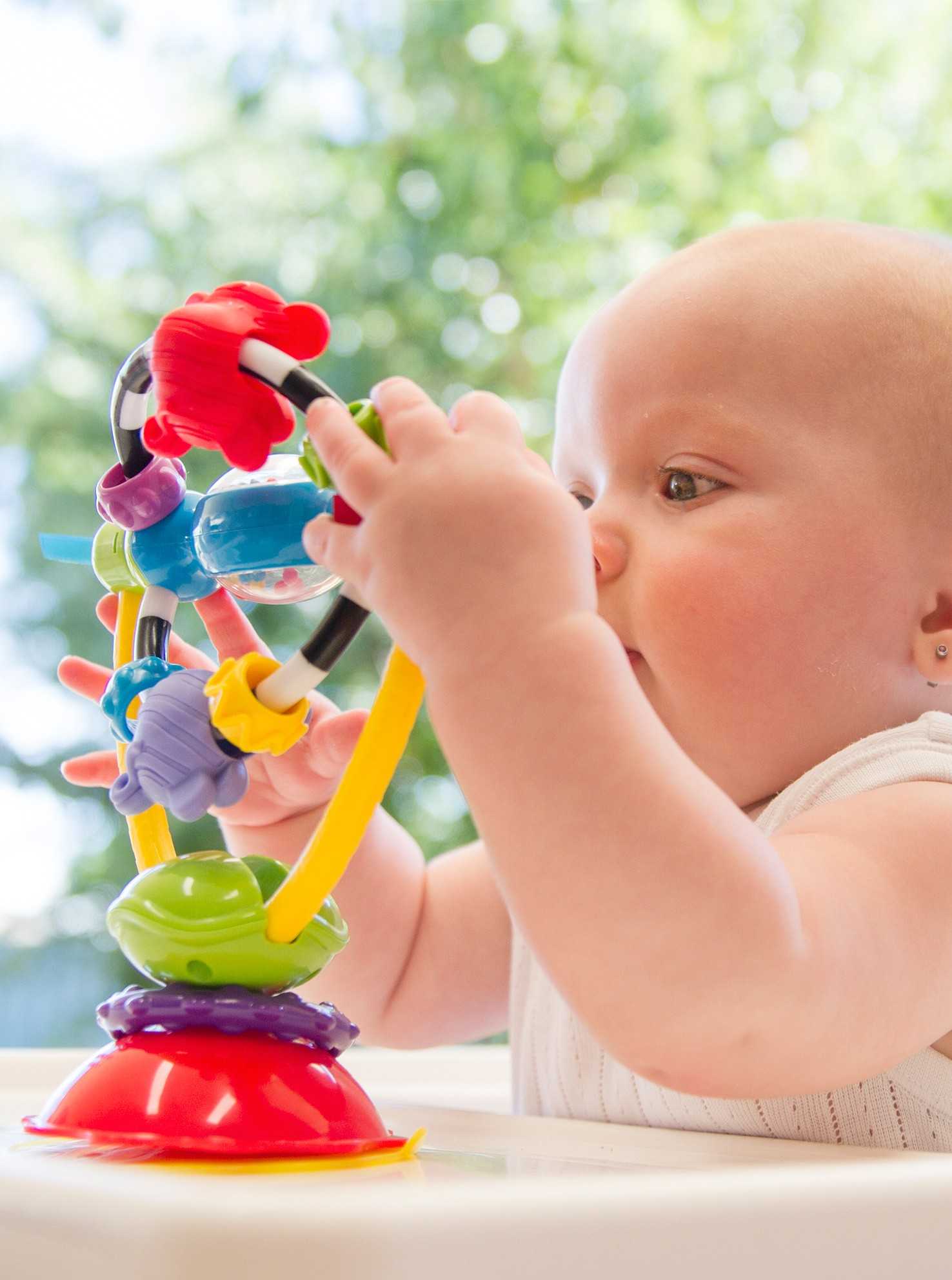 Становимся самостоятельными: во сколько месяцев ребенок начинает держать игрушку в ручке?