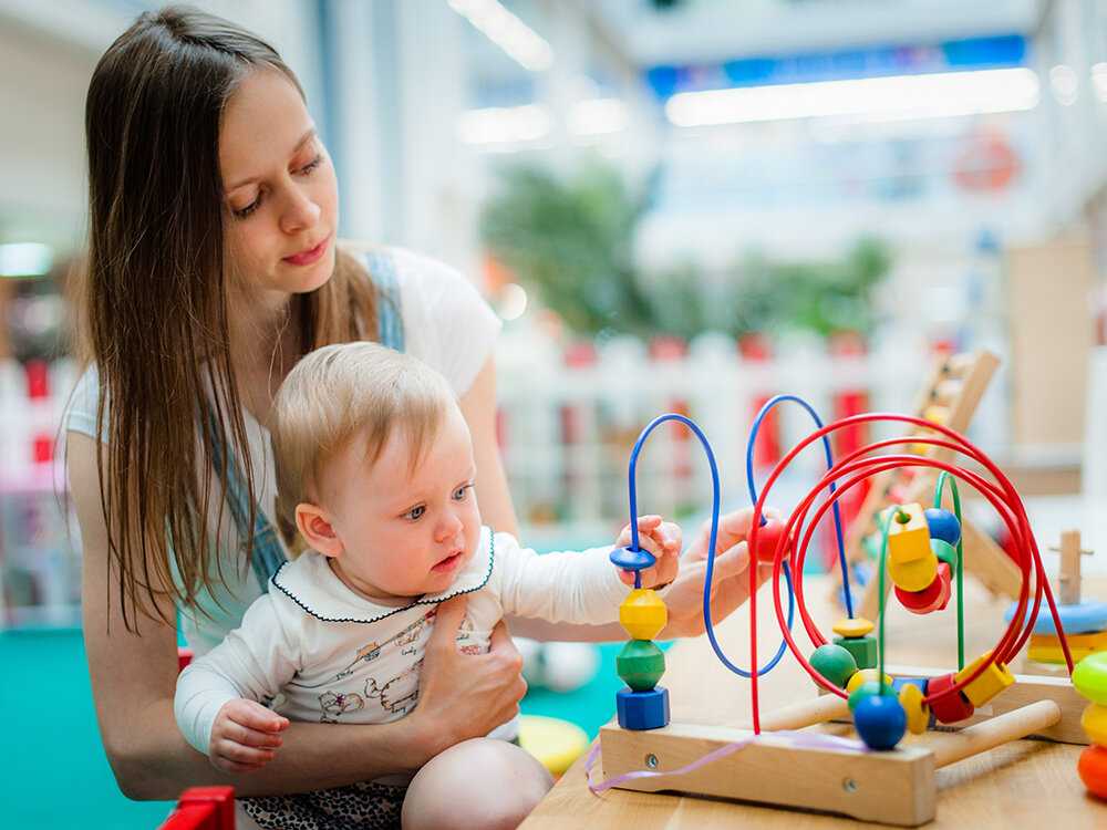 Как развивать ребенка в 11 месяцев: игры, занятия, игрушки