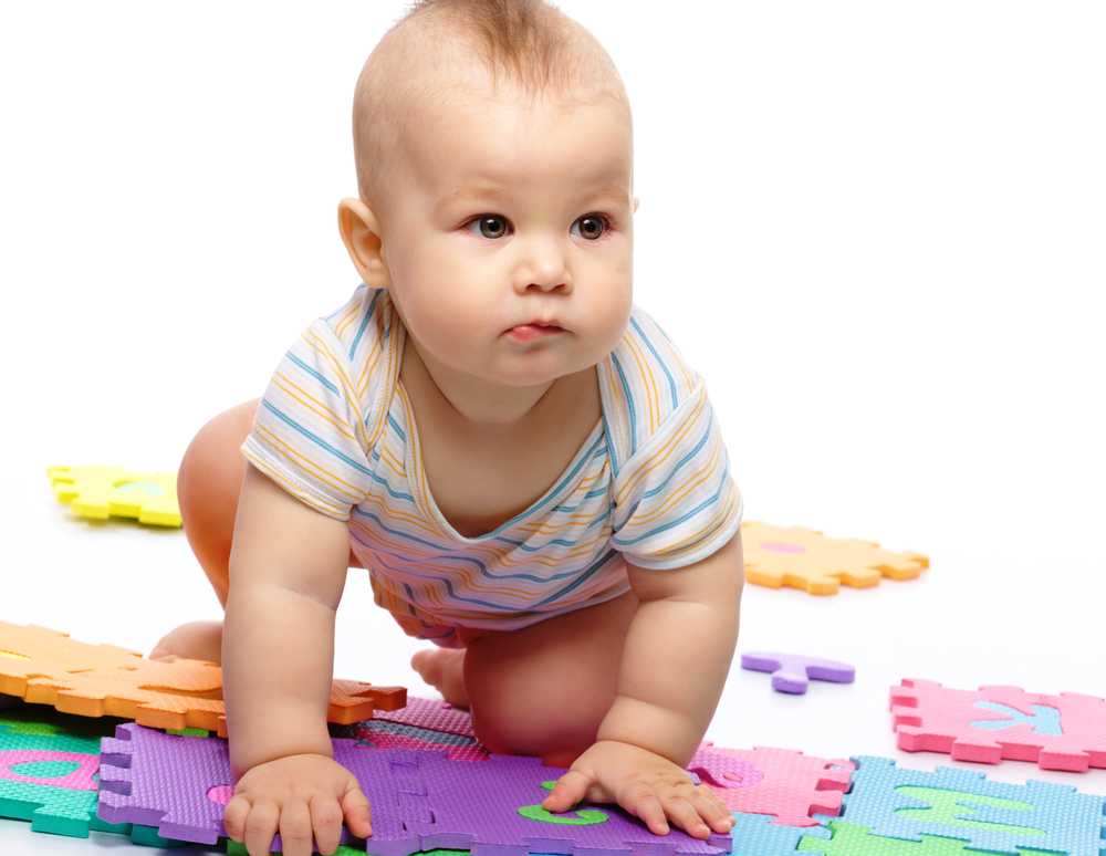 Как развивать ребенка в 7 месяцев: веселые занятия с малышом