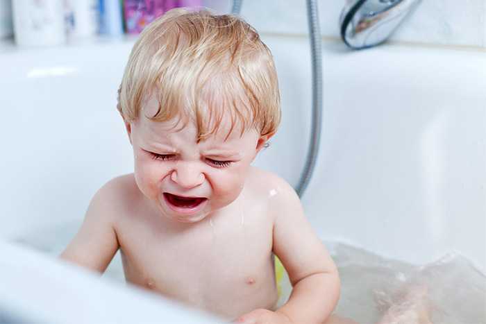 Ваш малыш боится купаться в ванной но почему – разбираемся в причинах страхов ребенка перед купанием Как преодолеть страх купания у крохи – способы борьбы с детскими страхами перед купанием и меры безопасности в ванной комнате