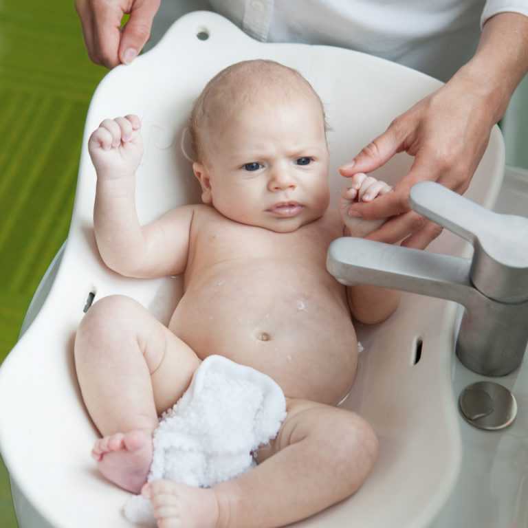 Первое купание новорожденного дома: превращаем процедуру в удовольствие
