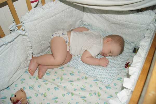 Почему ребенок спит на животе подогнув под себя ноги
