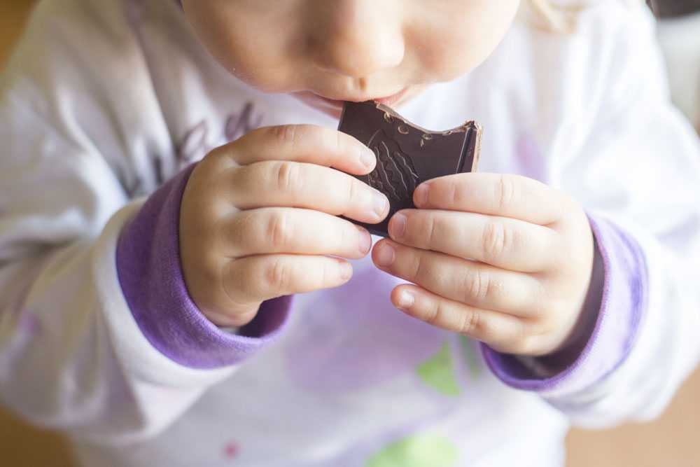 С какого возраста можно давать шоколад ребенку: когда, со скольки лет или месяцев кормить, разрешено ли годовалому, а также подходит ли ему горький?