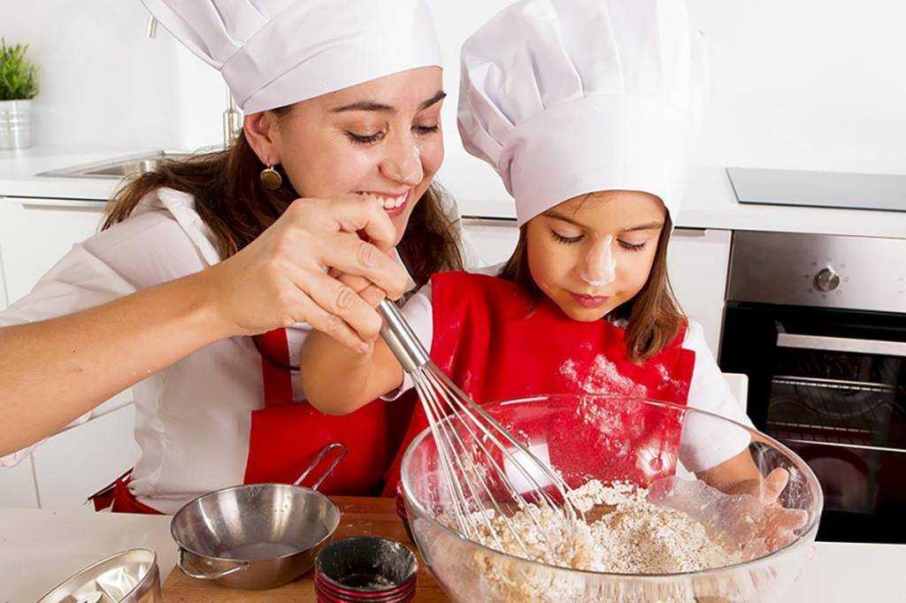 С какого возраста и как учить детей готовить еду - советы, рецепты. Узнайте, какой подход поможет научить маленьких детей, ребят 8-10 лет и подростков самим готовить пищу. Обзор лучших книг по кулинарии для детей - в помощь родителям.