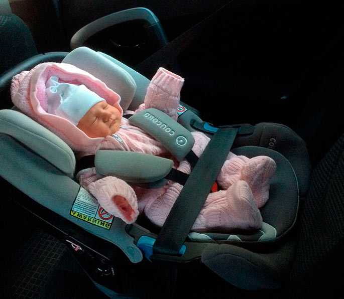 Новорожденный в автолюльке