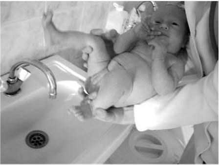 Интимная гигиена новорожденной девочки: как правильно подмывать ребенка, чтобы избежать возможных проблем и неприятных последствий