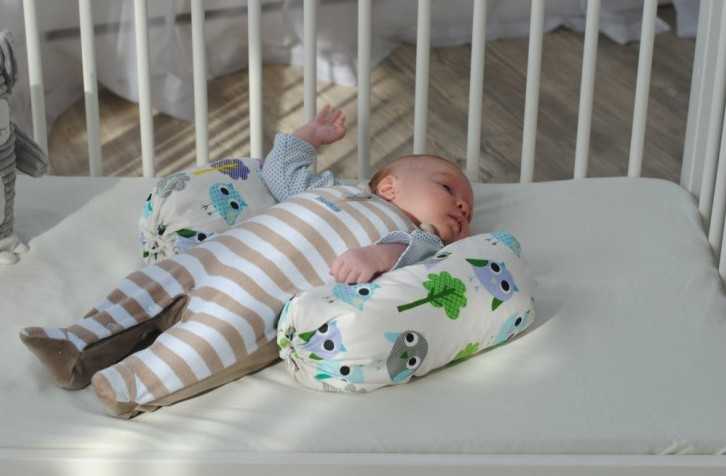 Понятие и необходимость позиционера для сна новорожденного