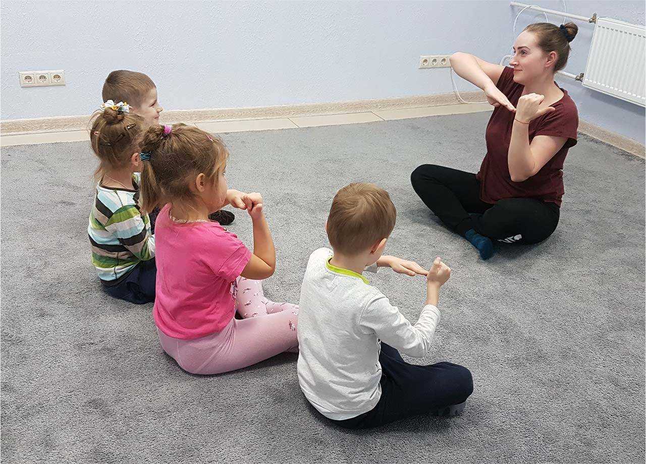 Игры, подходящие для гиперактивных детей, направлены в первую очередь на выплеск чрезмерной энергии в положительное русло, тренируя внимание и координацию движений.