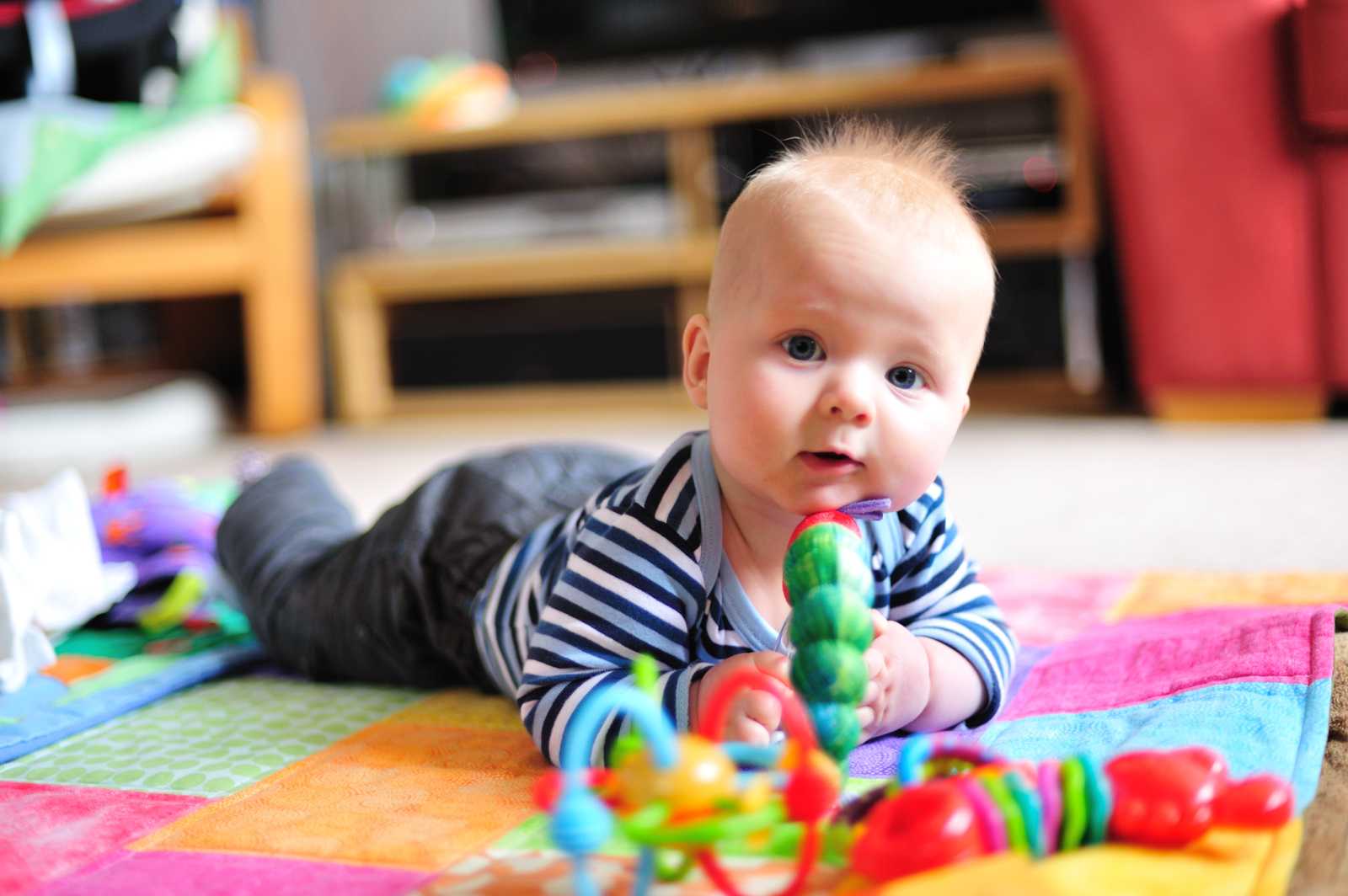 Как развивать ребенка в 3 месяца и чем занять малыша в период бодрствования