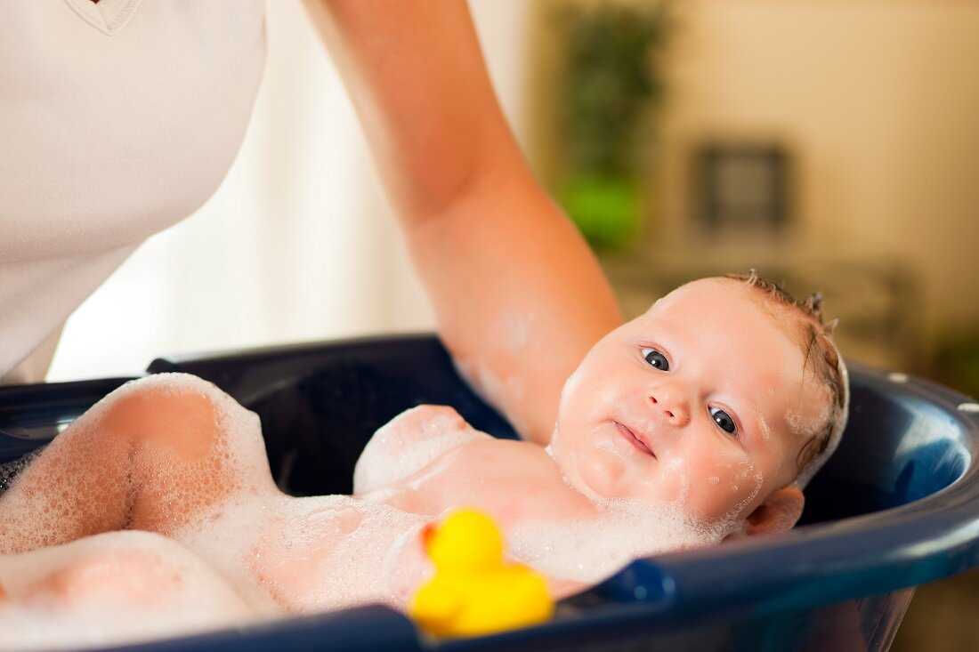 Можно ли купать ребенка при кашле без температуры комаровский