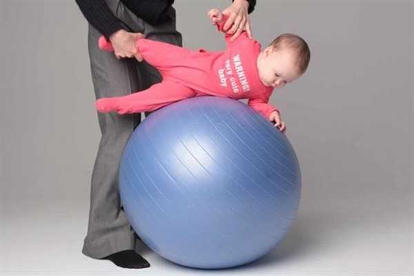 Упражнения на фитболе для грудничков: занятия и гимнастика на мяче для детей