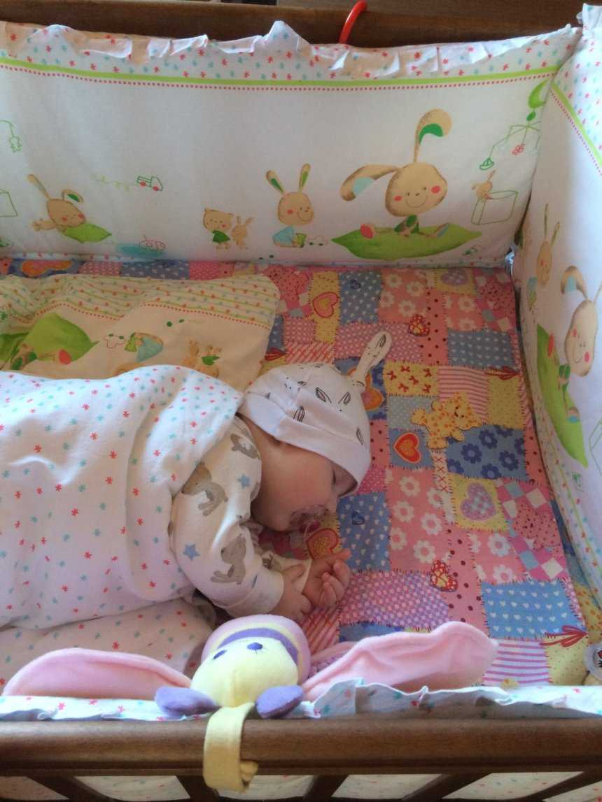 Можно ли новорождённому спать на боку: определение правильного положения для сна малыша в раннем возрасте