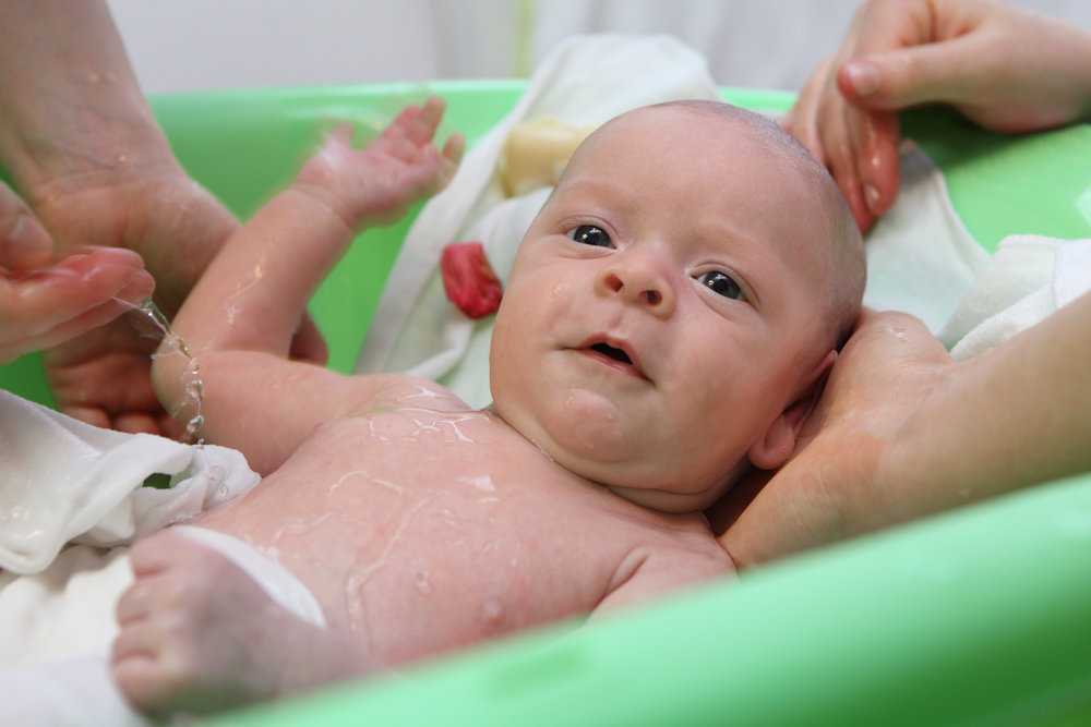 Можно ли купать ребенка при кашле без температуры: особенности мытья грудничка при соплях, мнение доктора комаровского