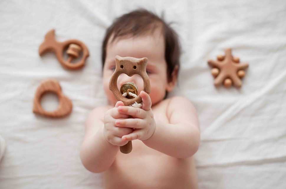 Погремушки используют для развлечения и развития новорожденных. В зависимости от назначения различают игрушки-подвески, браслеты, кольца и прорезыватели.