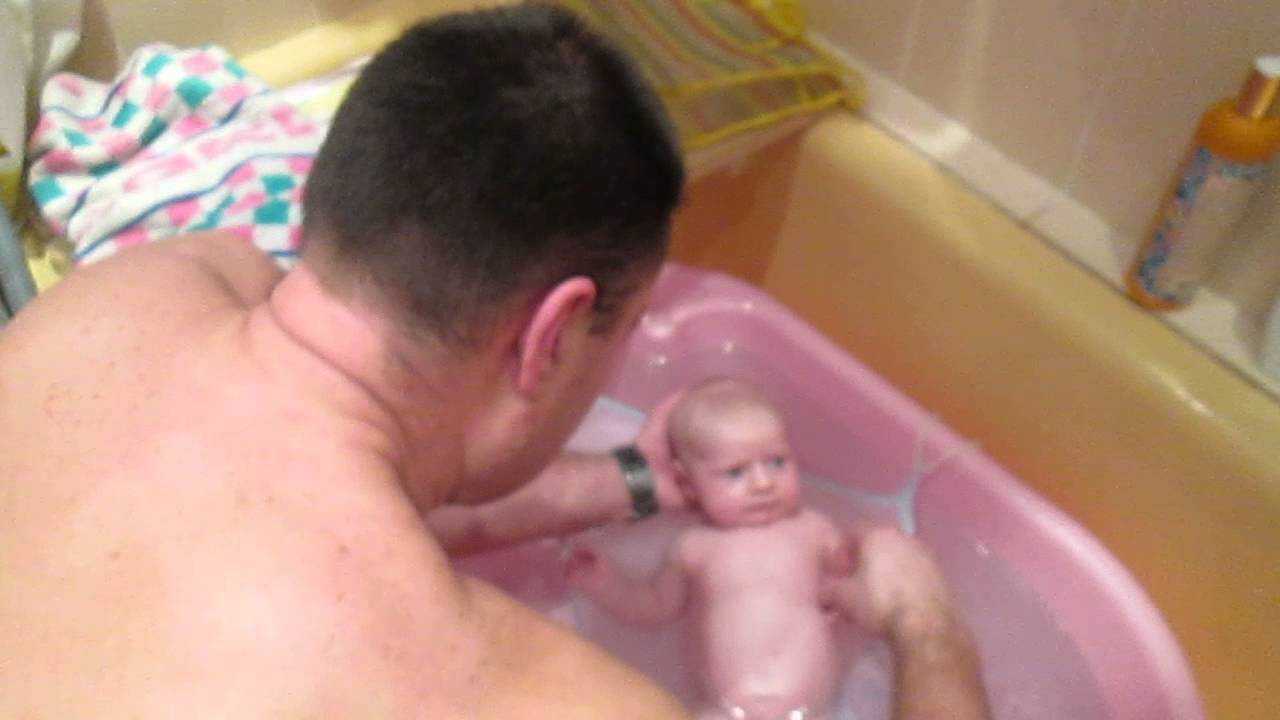 Купание новорождённого первый раз: как купать новорождённого ребёнка первый раз дома?
