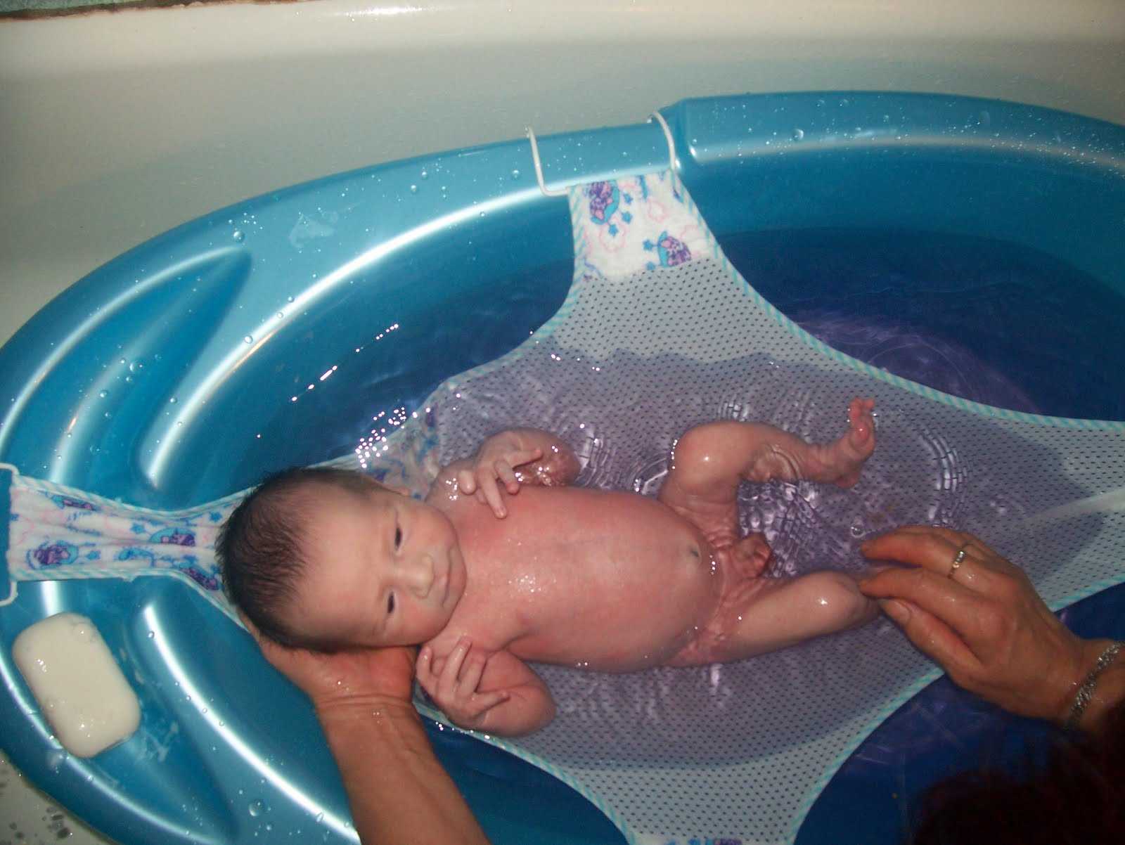 Первое купание новорожденного дома: видео