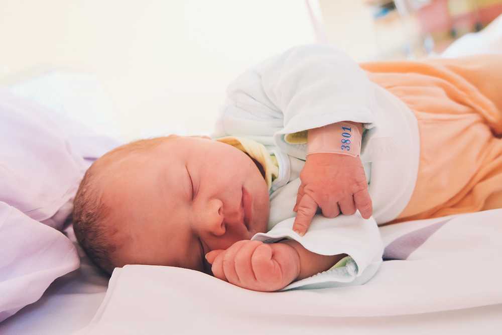 Что нужно знать о первых днях в жизни новорожденного: уход и кормление, купание