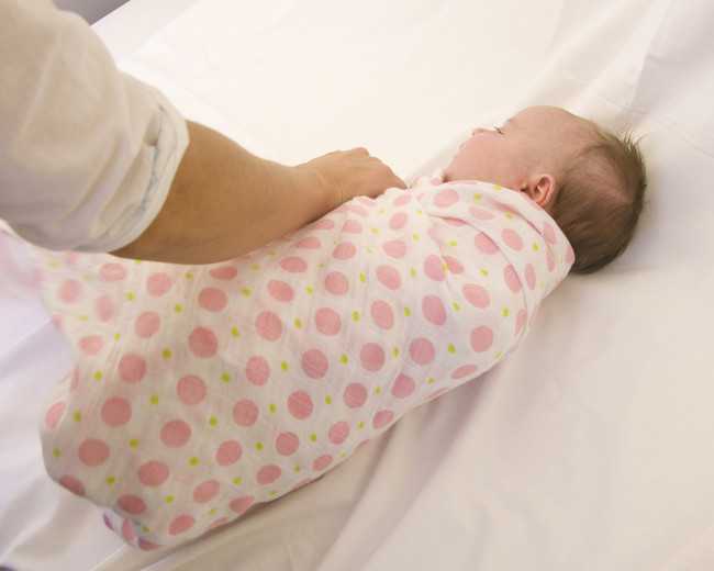 Как научиться правильно пеленать новорожденного младенца