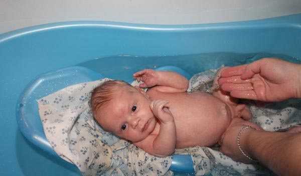 Когда и как первый раз купать новорожденного ребенка