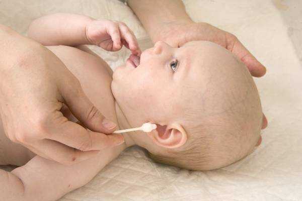 Как новорожденному почистить уши