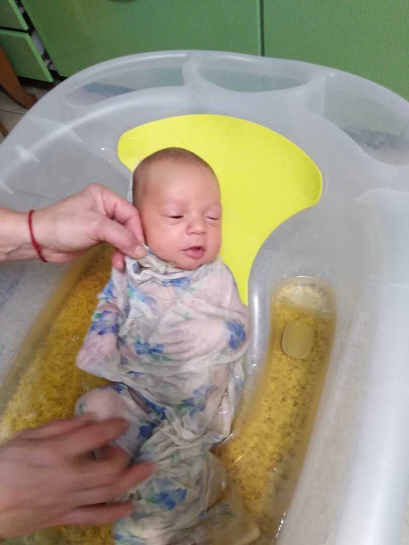 Как купать новорожденного первый раз и когда это делать