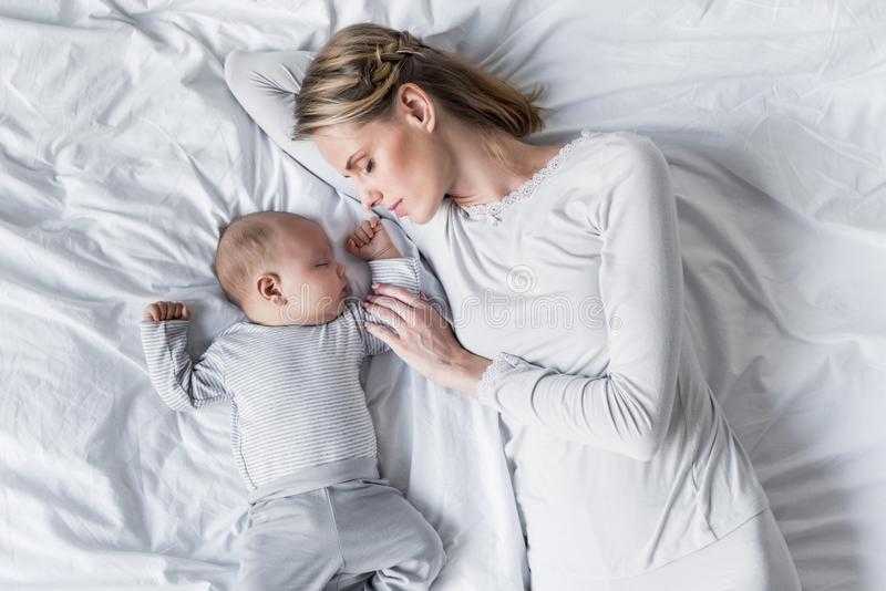 Ребенок просыпается с истерикой: что делать маме?