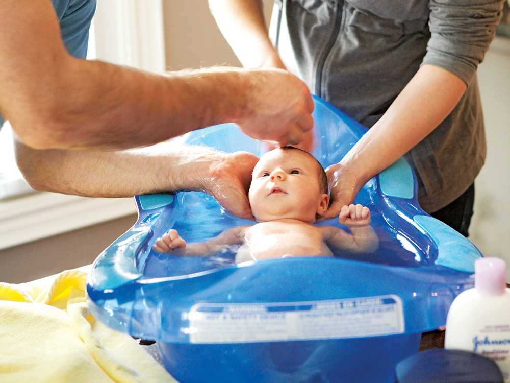 Как правильно ухаживать за новорожденным мальчиком, купать его, соблюдать гигиену младенца с учетом половых особенностей