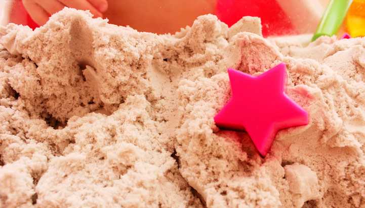 Как самостоятельно сделать различные виды цветного песка в домашних условиях Все ли рецепты безопасны для ребенка Как использовать массу для игр с детьми разных возрастов