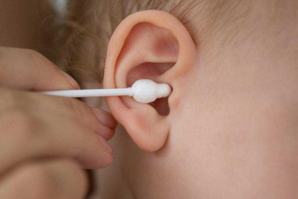 Эффективные домашние методы чистки ушей от серы у детей
