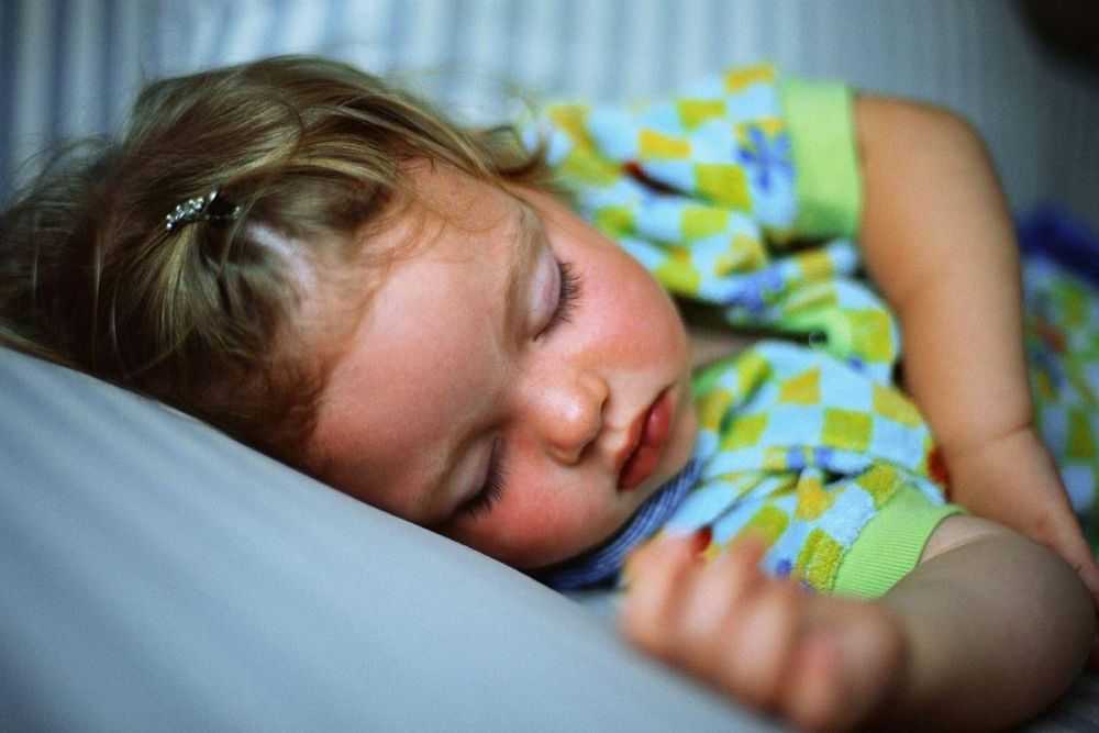 Режим дня ребенка в 9 месяцев: таблица сна по часам, питание